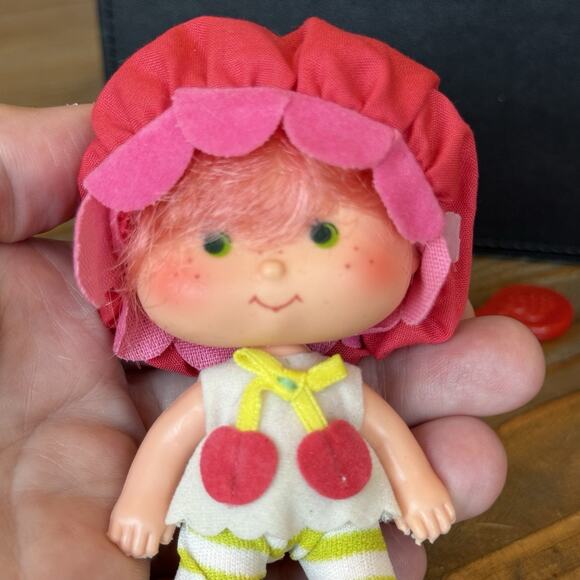 Vintage 1979 Strawberry Shortcake Cherry Cuddler Doll Flat Hands Outfit & Comb - Picture 5 of 7